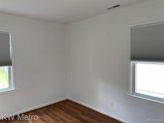 Building Photo - 135 E Hudson Ave