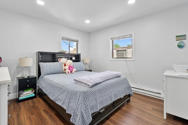 Building Photo - 165 Saratoga St