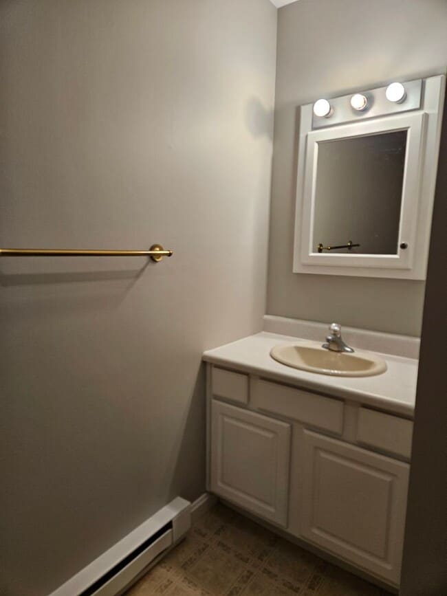 Building Photo - 2 Bedroom House Available November 10 2025