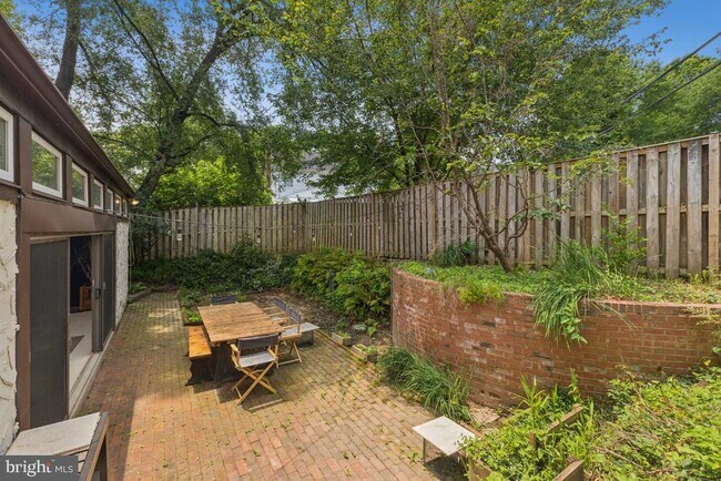 Building Photo - 1610 N Greenbrier St
