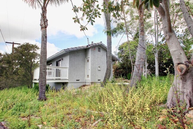 915-915 1/2 Valley Drive - 915-915 1/2  Valley Drive