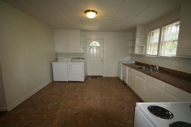 Building Photo - Perfect 3BR Home by Duke - All Appliances ...