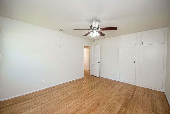 Building Photo - 20092 Bayview Ave