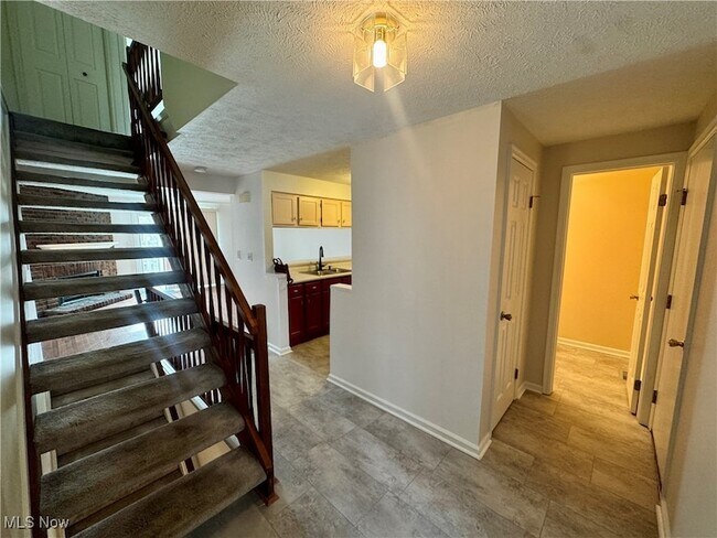 Building Photo - 1085 Sunhaven Dr