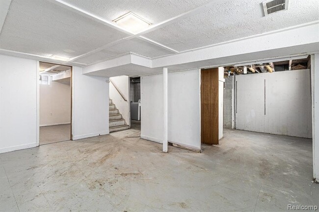 Building Photo - 2045 Central St