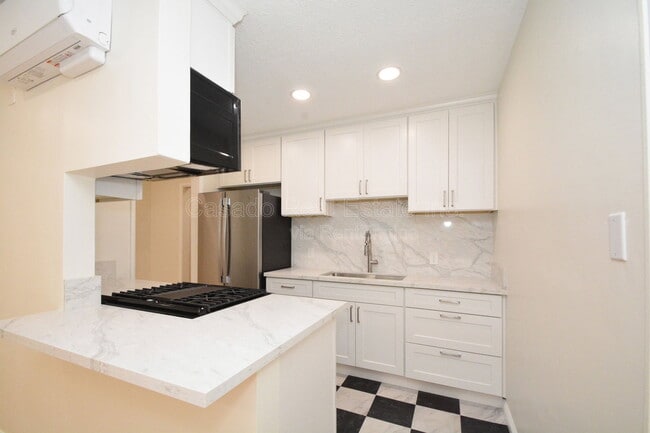 Building Photo - 338 Elm Ave