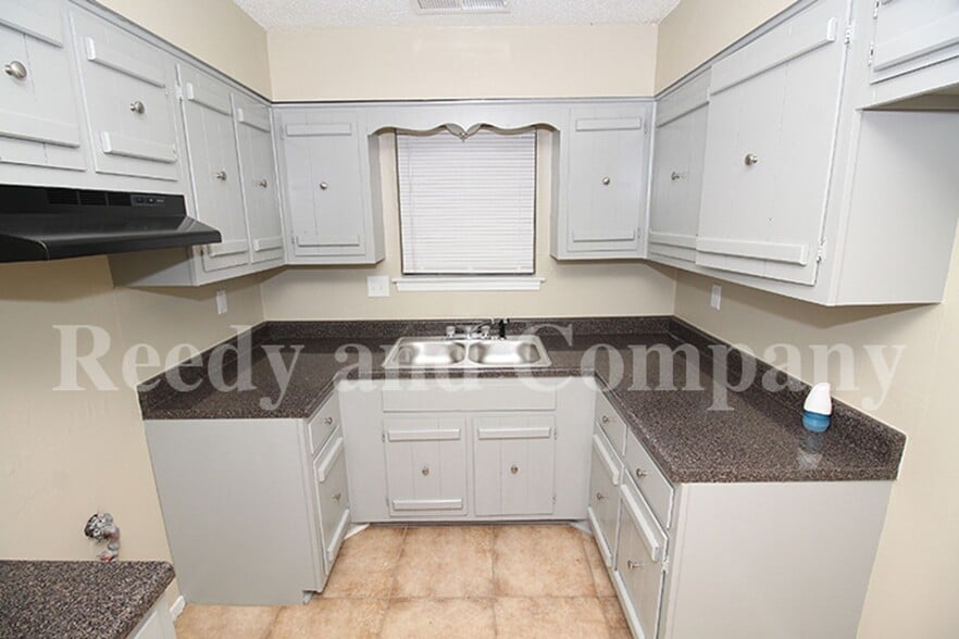 Building Photo - 5356 Lakeview Cove