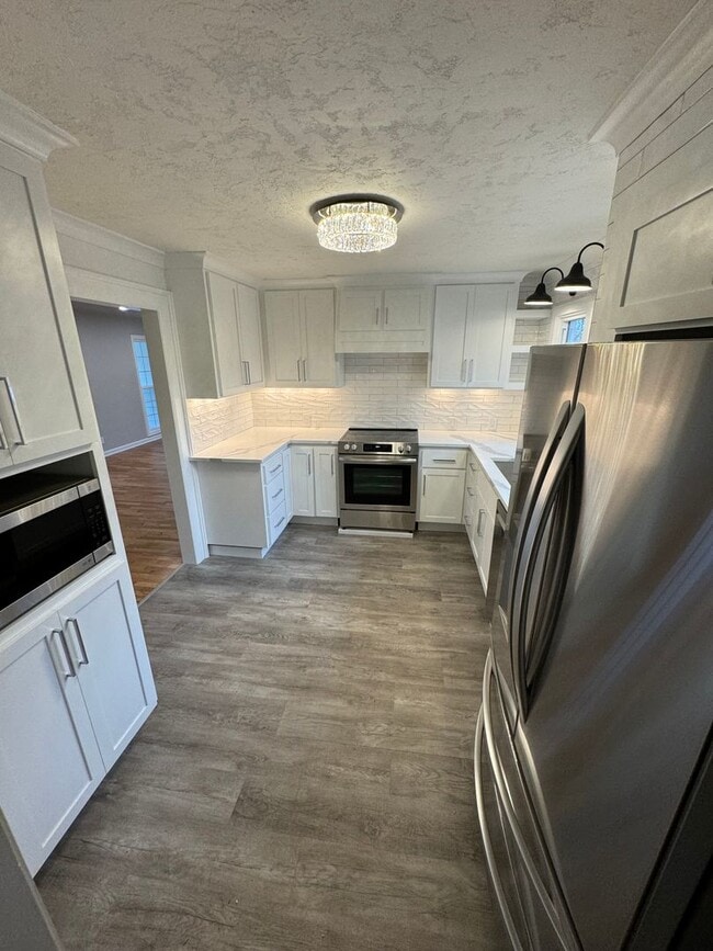Building Photo - Fully Renovated 4 Bed Home w/ Fenced Backyard, W/D's in Unit.