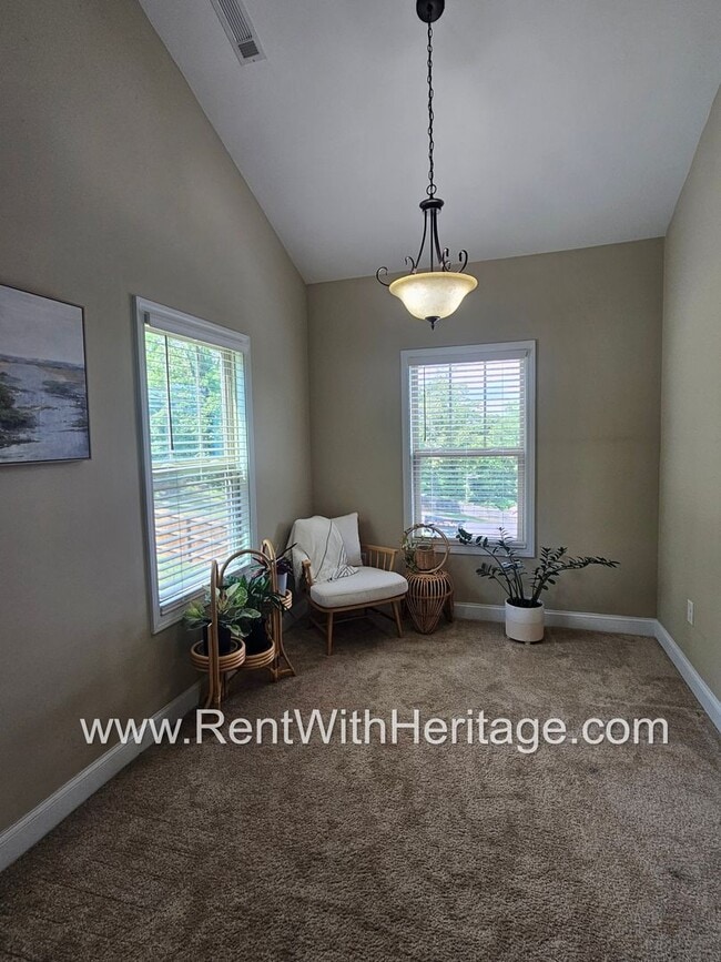Building Photo - Gorgeous 3 bd / 2 bath / Attention to Deta...