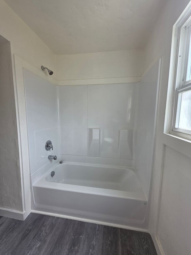 Building Photo - 4 Bedroom, 1 Bath