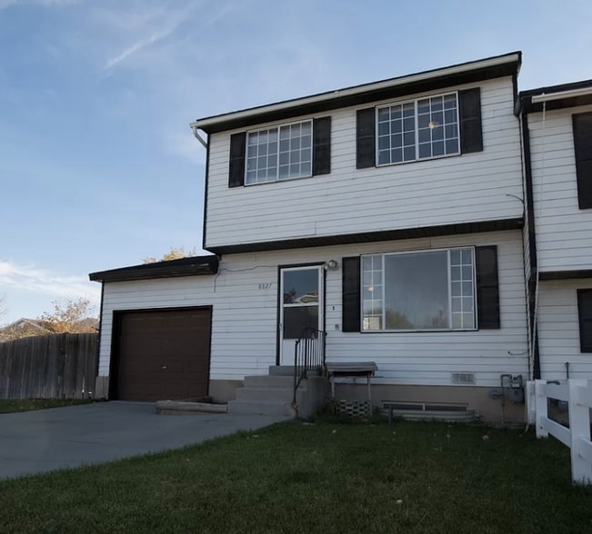 Building Photo - 8827 Pinion Ln