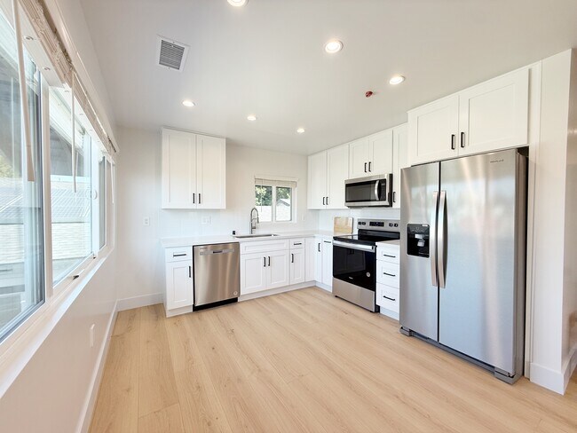 Building Photo - 129 N Vendome St