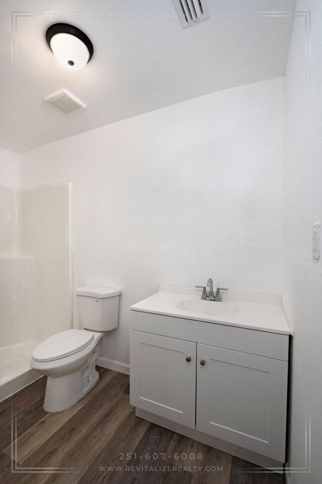 Building Photo - Fully Renovated 3/2 in West Mobile!