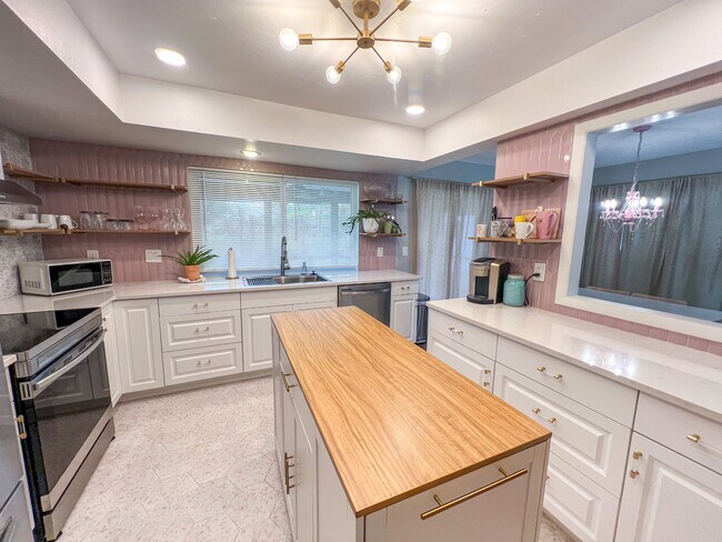 Building Photo - 1323 Torreya Cir