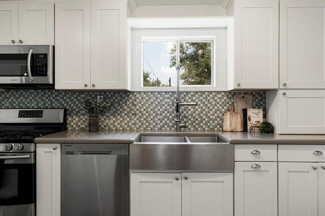 Building Photo - 2591 Spring Valley Dr