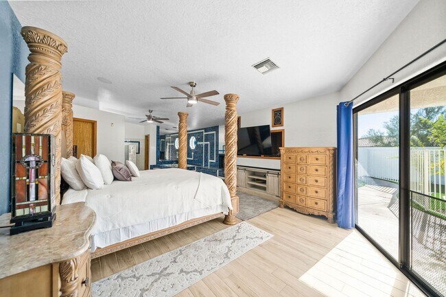 Building Photo - 4 Bedroom Pool Home on the Golf Course