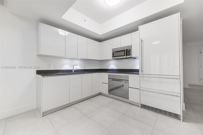 Building Photo - 1010 Brickell Ave