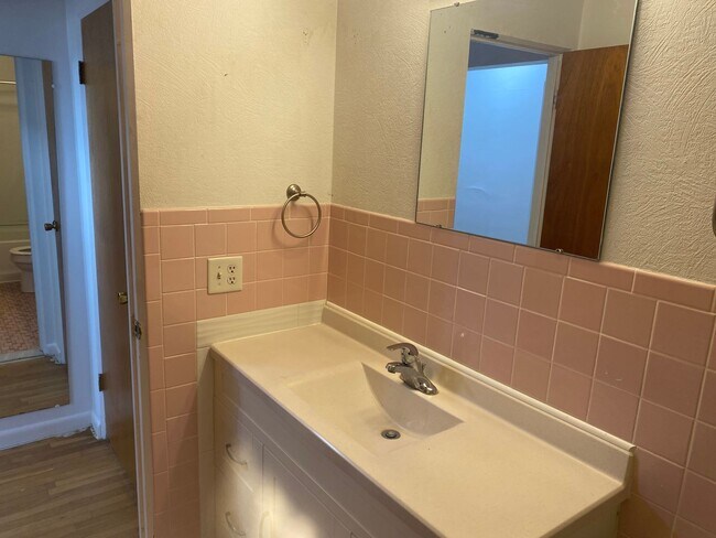 Building Photo - 2516 W Newman Pkwy