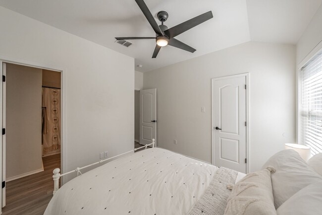 Building Photo - 3bed/2bath Cozy Chic with Backyard Oasis