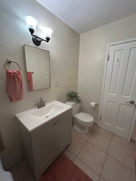 Building Photo - 5525 Bolivar St