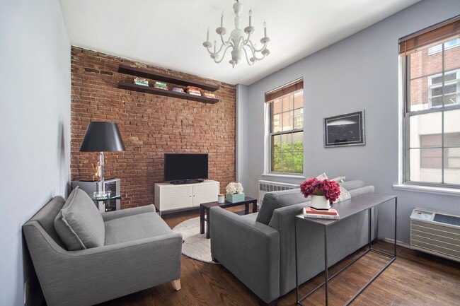 Primary Photo - 318 W 15th St