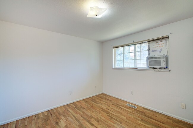 Building Photo - 4Bd/2Ba Kent Home