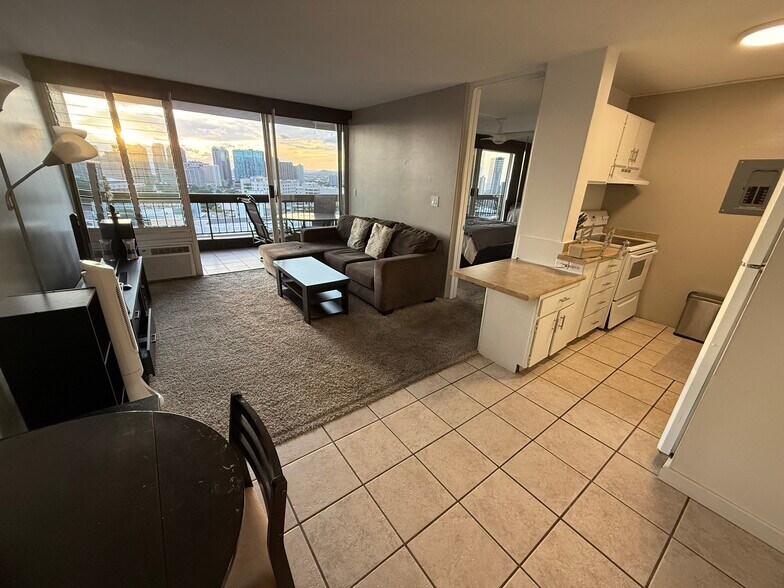Spacious, comfortable living space - 775 Kinalau Pl
