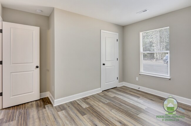 Building Photo - 127 Lyman Lodge Rd