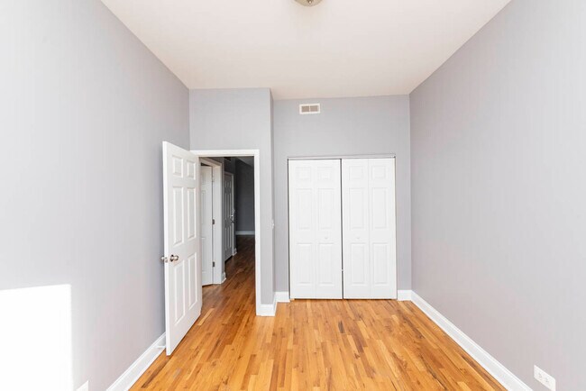 Building Photo - 7237 S Ridgeland Ave