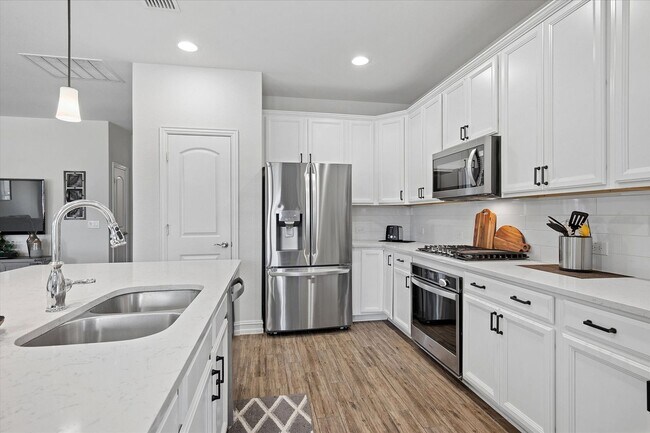 Building Photo - Immaculate 3 Bed, 2 Bath
