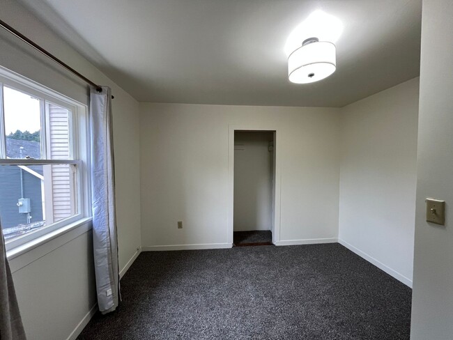 Building Photo - Well located 3/1, garage, laundry room, HU...