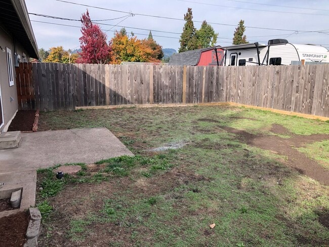 Building Photo - Beautifully updated 2 bed/1bath duplex in ...
