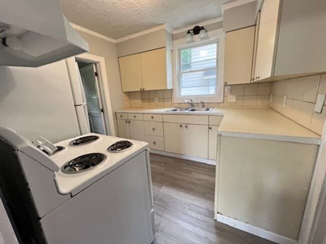 Building Photo - Charming 3 bedroom house
