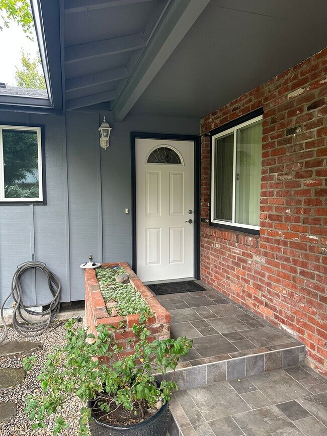 Building Photo - Beautiful 3 bedroom 2 bath house in Thurston!
