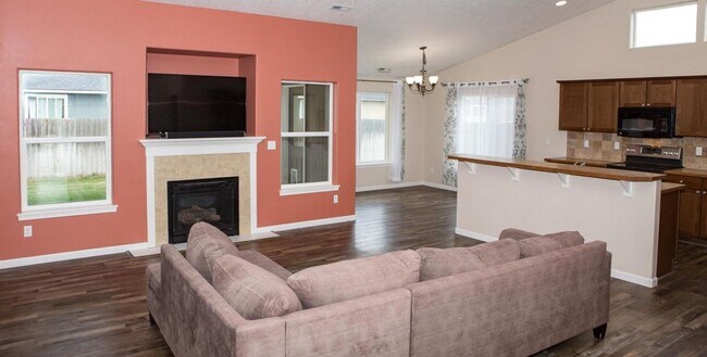 Building Photo - 3 Bed Home with Attached Garage
