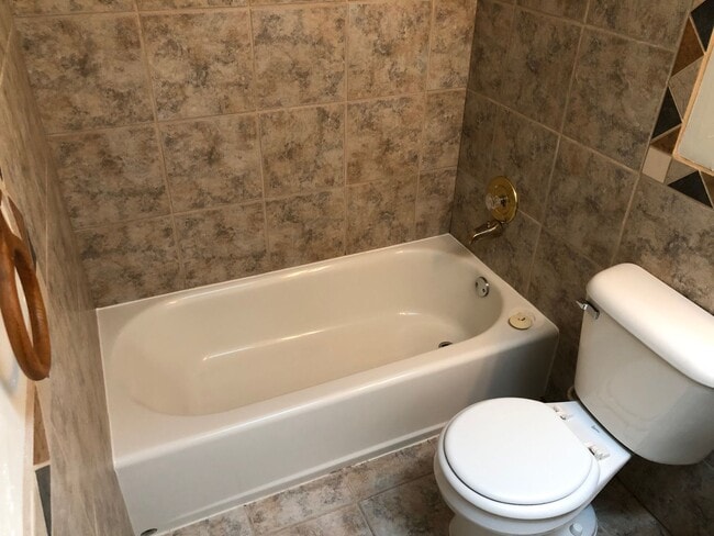 Building Photo - Updated 3 bedroom 3 bath house in Eugene!