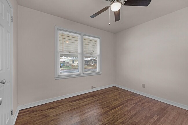 Building Photo - 303 SE Gilliland Rd