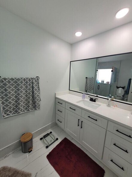 Building Photo - 10674 Oak Bend Way