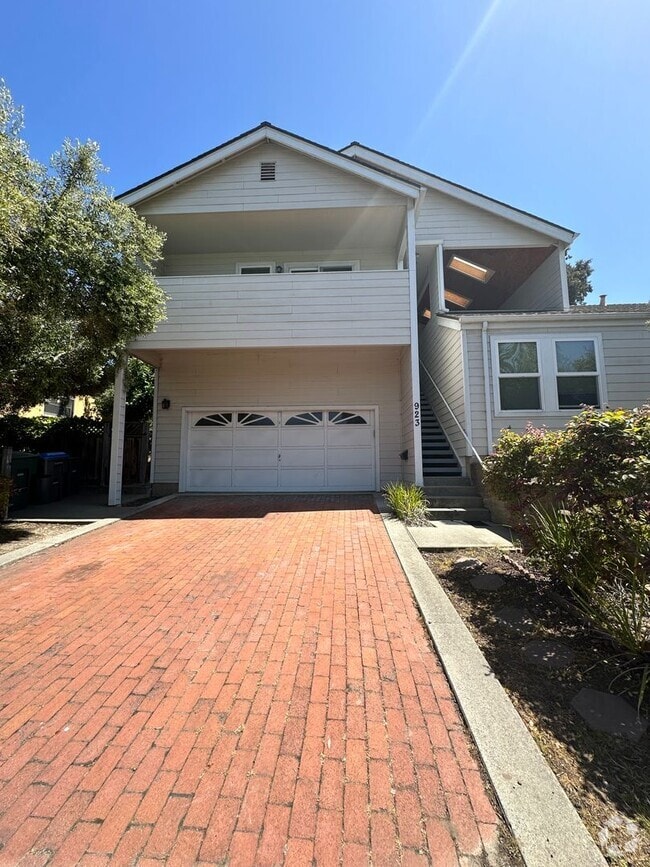Building Photo - 2 Bedroom 1 Bath Near Downtown Available 8...