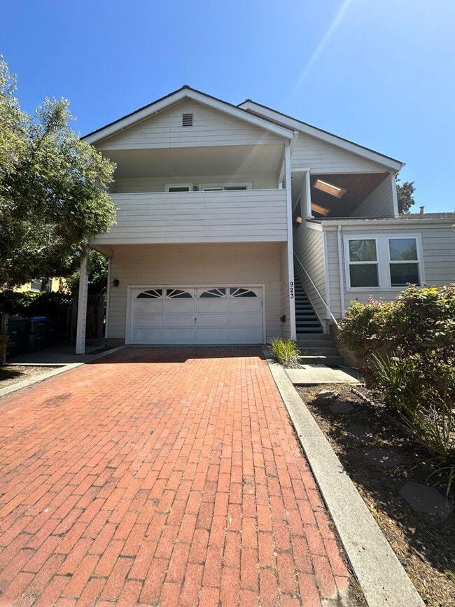 Building Photo - 2 Bedroom 1 Bath Near Downtown Available 8...