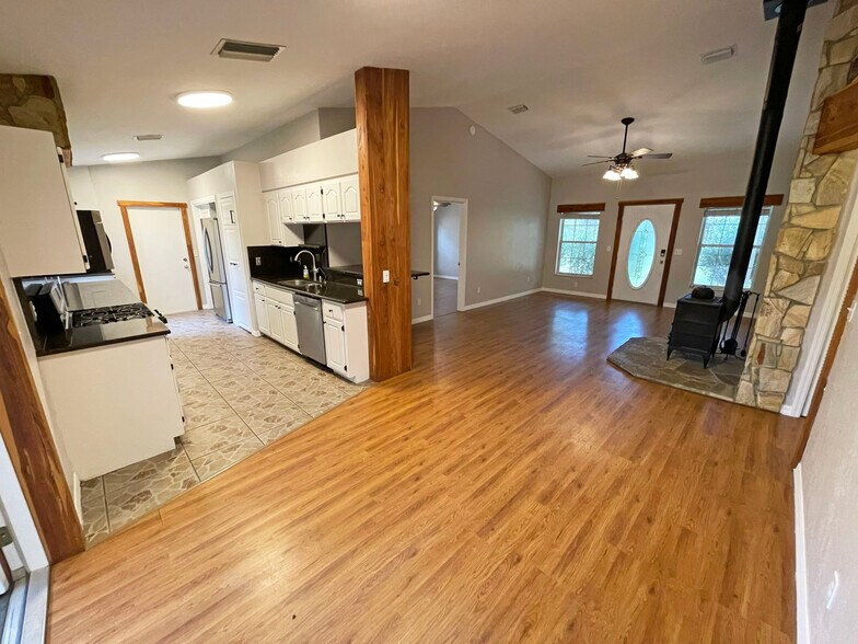 Building Photo - 417 SW Barney St