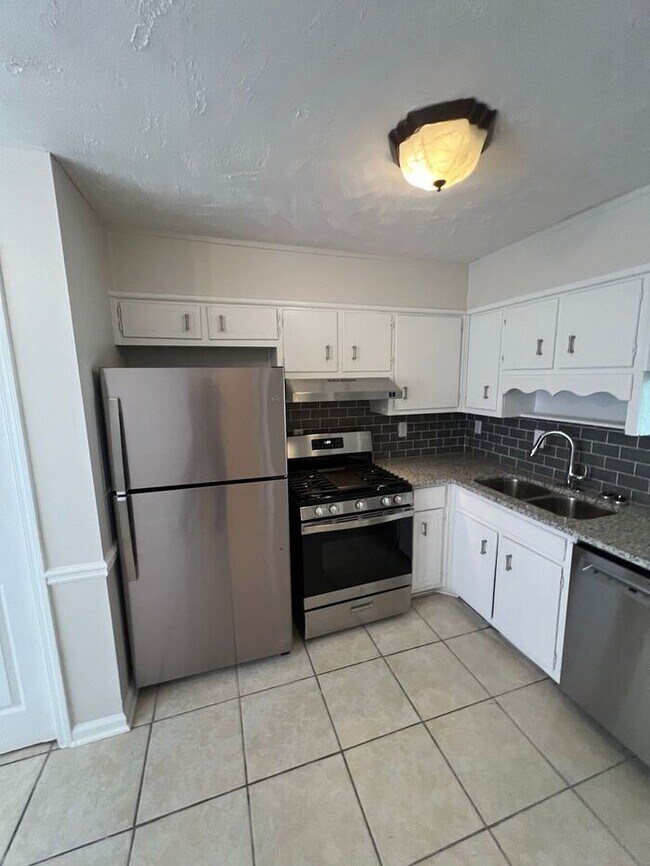 Building Photo - NOW READY! Cozy townhome 2 bedroom 2.5 bathroom duplex in Lawrenceville!