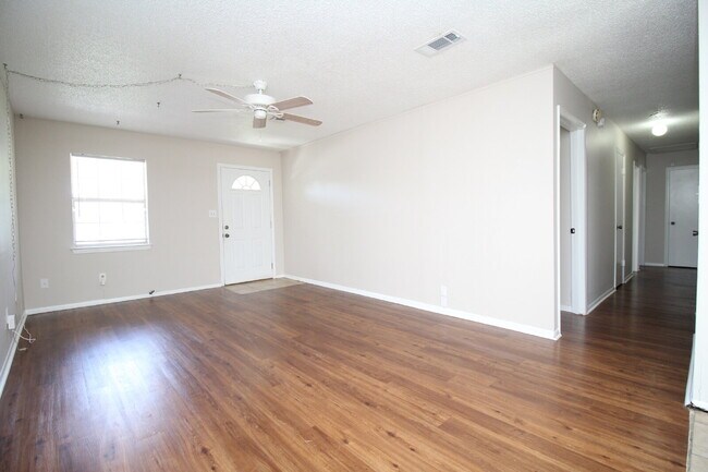 Building Photo - West Pensacola Gem – 4 Beds, Fresh Paint, ...