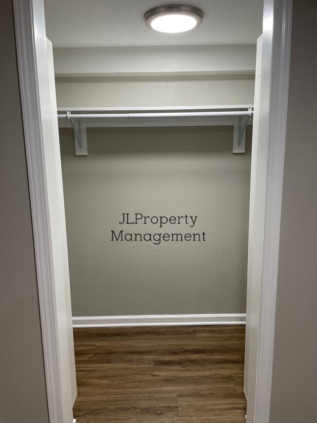 Building Photo - 931 SW Kingscross Rd