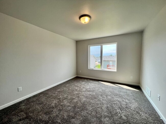 Building Photo - 4 Bed | 2 Bath | 2 Stall Garage | Single Family Home