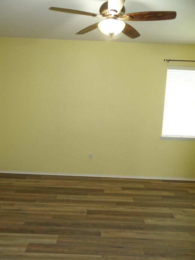 Building Photo - Spacious 4/2/2 home in south St Petersburg