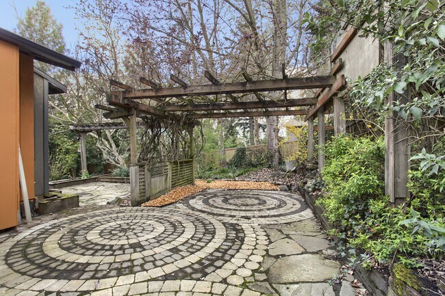 Building Photo - 1707 SW Binford Lake Pkwy