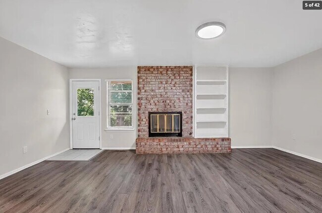 Building Photo - 1015 Crown Dr