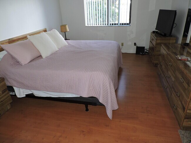 Building Photo - 3402 Gardens E Dr