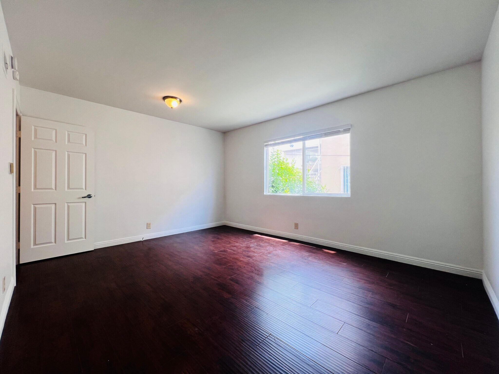 Building Photo - 1142 S Serrano Ave